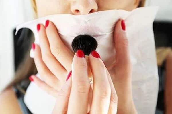 Phấn rôm được nhiều chuyên gia trang điểm sử dụng để làm bền màu son môi