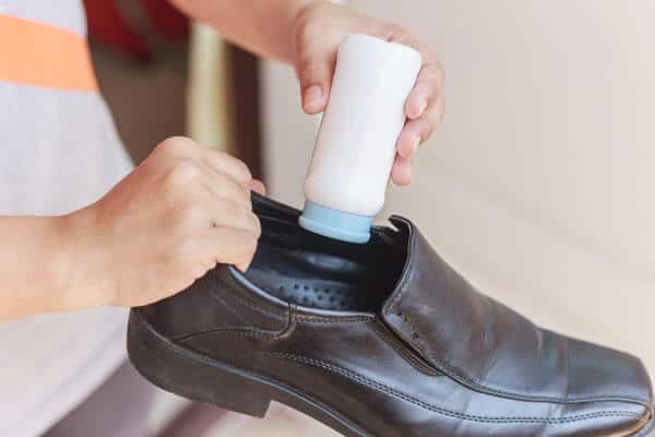 Hãy sử dụng phấn rôm để bàn chân bạn luôn khô ráo